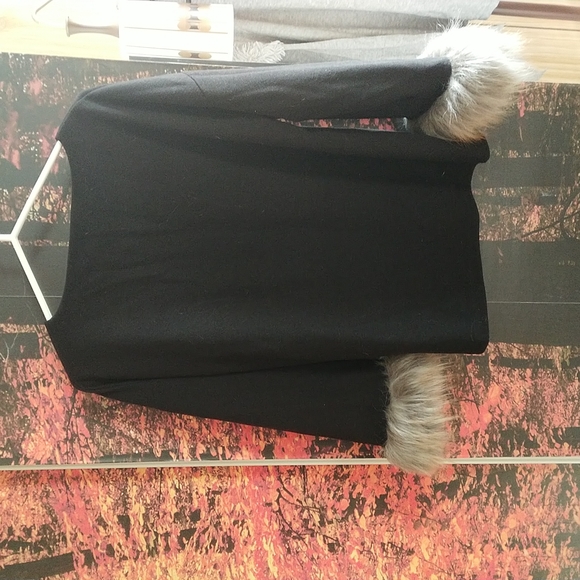 Lilly London faux fur cuff top. - Picture 4 of 5